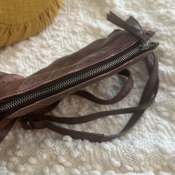 Latico Leather Sunny Brown Leather Crossbody Bag - Picture 4 of 7